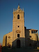 Portada principal con la torre-pórtico