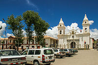 Vista de la esquina del Jr. Grau y Junin hacia la iglesia de la plaza mayor de Jauja.