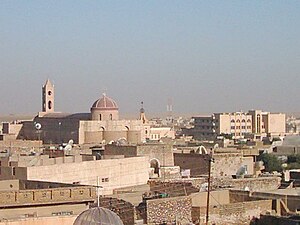 Stadtansicht von Baghdida, in der Mitte links die syrisch-katholische Kirche al-Tahira (كنيسة الطاهرة الكبرى, Kirche der Unbefleckten Empfängnis), März 2009