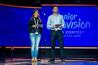 Valerie Vella og Ben Camille, programleiarar for Junior Eurovision Song Contest i 2016.