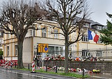 Flower tributes outside the French Embassy in Luxembourg City Je suis Paris Luxembourg-ville 2015 large.jpg