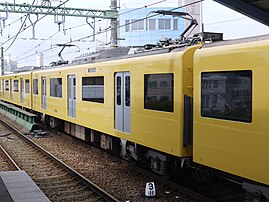 KEIKYU YELLOW HAPPY TRAIN 的黃色車身與銀色車門