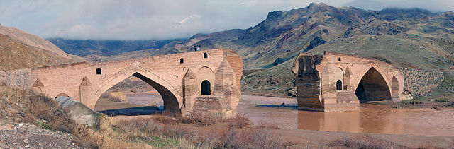 Средневековый мост через реку Керхе в окрестностях города Поль-э-Дохтар