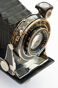 L’objectif et le soufflet d’un appareil photo portable Kodak Vollenda 620, construit dans les années 1930. (définition réelle 2 592 × 3 888)