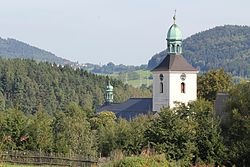 Kostel sv. Prokopa v Hodkovicích, vlevo dole Horka