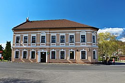 Budova obecního úřadu v centru Kunratic