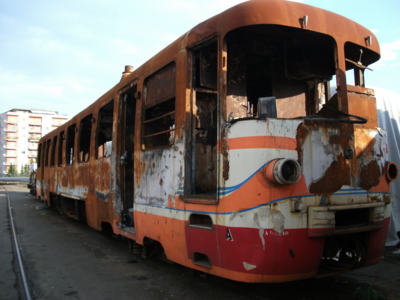 L'automotrice FCE ADe 10 (serie ADe 07-10), distrutta da un incendio, accantonata al deposito locomotive di Catania, 2 ottobre 2010.