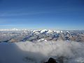 Pogled s Cho Oyu na Shishapangmu (pozadina lijevo) i Labuche Kang (sredina).