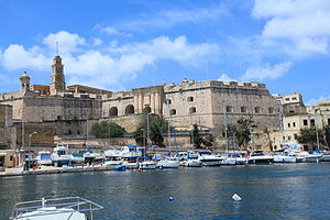 Malta - Senglea - Triq il-31 ta' Marzu + Saint Anne Gate + Fort Saint Michael 02 ies.jpg