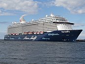 Tuin risteilyaluskantaan kuuluva Mein Schiff 6 lähdössä Tallinnan satamasta (2017).