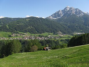 Ansicht der Talterrasse von Mieders, darüber die Serles (von den Telfer Wiesen aus)