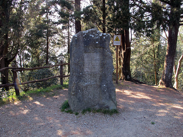 Une pierre sur laquelle une plaque gravée est fixée.