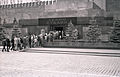 1957年，群众排队瞻仰列宁和斯大林墓：斯大林执意防腐列宁遗体并以水晶棺永久保存，自己身后效尤，成为社会主义国家“水晶棺文化”的鼻祖。
