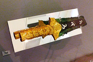 Золотая рукоятка инкрустированного кинжала из могильного круга А, Микены 1600 - 1500 гг. до н. э.