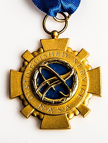 Медаль НАСА за выдающиеся заслуги (GSFC 20160831 2016-16856025) (обрезано) .jpg