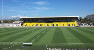 Blick auf die Haupttribüne des Stadions