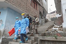 Miembros del Ejército del Perú acompañas a brigadas del Ministerio de Salud durante la Operación Tayta en el AA. HH. Inca Pachacútec en Villa María del Triunfo, Lima Metropolitana.