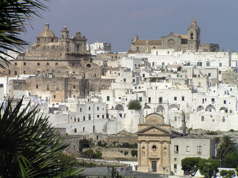 http://upload.wikimedia.org/wikipedia/commons/thumb/c/c8/Ostuni.jpg/800px-Ostuni.jpg