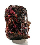 紅寶石鑲嵌在一塊大鋁硼鋯鈣石晶體上，來自緬甸抹谷。（尺寸：3.7×3.1×2.3cm）