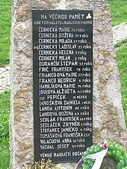 Stèle commémorative comprenant une trentaine de noms tchèques.