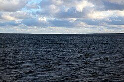 Kuvattu Hiitteenkarin päästä Kauttualta kohti etelää. Saarien puutteen vuoksi järvi on hieman merimäinen.