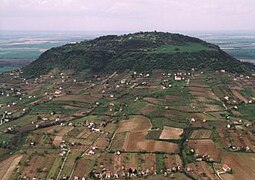 Le mont Somló, dont le plateau sommital est sur la commune de Doba, vu du côté opposé au château