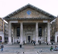 St Paulov Covent Garden, London, 1630-ta, v veliki meri sledi navodilom Vitruvija za "toskanski tempelj", vendar nima zunanjega okrasja in barve.