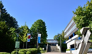 Das Hauptgebäude und im Hintergrund den Fachklassentrakt des Stadtgymnasiums Detmold.