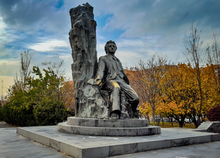 Statue d’Hovhannes Shiraz dans le district de Malatia-Sebastia.