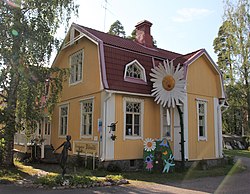 Taidekeskus Väinölä kesällä 2019. Rakennuksen edustalla on Taru Mäntysen veistos Irtaantuminen (1982)[1] ja seinustalla Timo Hämäläisen päivänkakkara-aiheinen teos (2016).