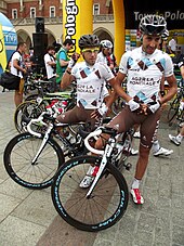 Photo de deux coureurs cyclistes sur leurs vélos.