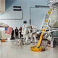 Lovell (otočený chrbtom) a Haise trénujú výstup na mesačný povrch v Kennedyho vesmírnom stredisku