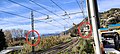 Cartelli di avvertimento per il macchinista a Camporosso, linea parallela alla SS1 (a 290 mt. dalla stazione di Vallecrosia e a ca 1750 mt. dalla stazione ventimigliese) indicanti la zona di avvicinamento del tratto elettrificato con tensione da 3 a 1,5 kV