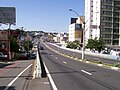 O viaduto visto no sentido leste (SP-65, SP-81, SP-83), tendo ao fundo os bairros Nova Campinas à esquerda e Jardim Paraíso à direita