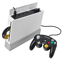 Wii主機上連接著黑色GameCube控制器以及黑色GameCube記憶卡