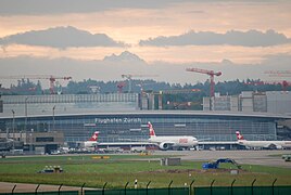 Über Flughafen Zürich Airside Center von Rümlang her, Mai 2018