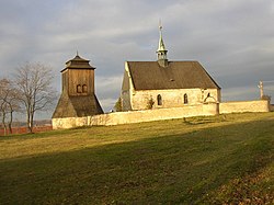 Kostel sv. Jakuba Většího a dřevěná zvonice uprostřed Želenic.