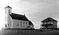 L'église et le presbytère en 1945.