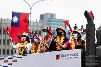 中华民国109年国庆大会10日上午在总统府前举行，今年特别安排来自医护、口罩国家队、疫情中心代表等100位防疫英雄乘坐悍马车、中型战术轮车进场，接受大家致意，感谢他们对防疫工作所做的付出与贡献。