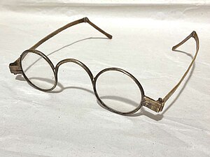 Knickstangenbrille, vertikal klappbare Bügelendstangen um 1780