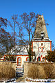 Kirche (mit Ausstattung) und Kirchhof mit Einfriedung und Denkmal für die Gefallenen des 1. Weltkrieges