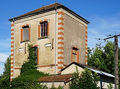 Bâtiment identique avec un étage supplémentaire.