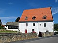 Herrenhaus des Rittergutes, mit Einfriedungsmauer und angebautem Nebengebäude