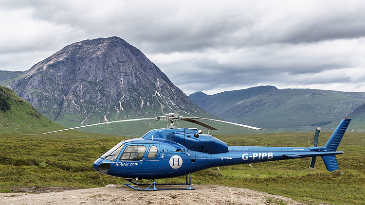 Вертолёт Eurocopter AS355 Écureuil 2[англ.] на фоне горы Buachaille Etive Mòr[англ.] в Северо-Шотландском нагорье