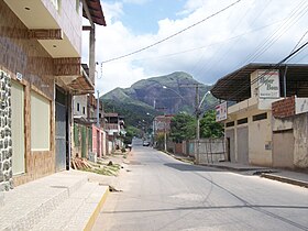 Avenida Dom Oscar passando pelo bairro Recanto Verde, com o Pico Chica Zuza ao fundo