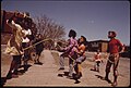 Canalla jugant en un barri marginal de Chicago, EEUU.