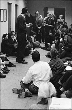 Берни Сандерс выступает в Чикагском университете Sit-In.jpg