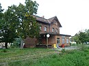 Bahnhof, bestehend aus Empfangsgebäude, Güterboden und Toilettengebäude