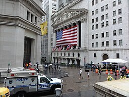 Pohled na New York Stock Exchange směrem od Federal Hall na Wall Street