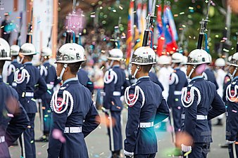 國防部三軍聯合樂儀隊10日在國慶典禮上演出，樂隊演奏磅礡樂曲，搭配儀隊操槍及隊形變換，展現官兵勤訓精練的成果。